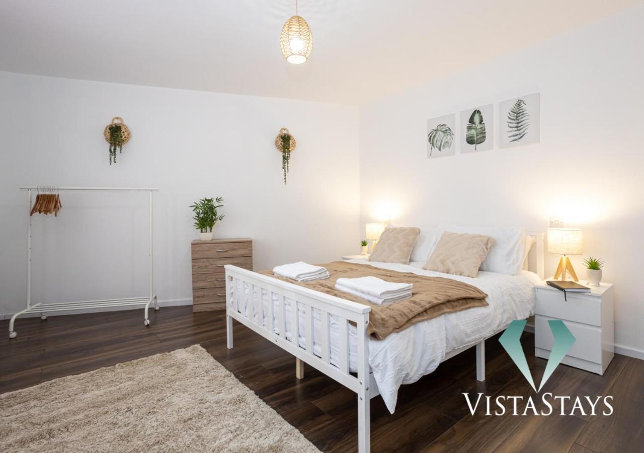 Vista Stays: Modern 5-bedroom House With Parking In *