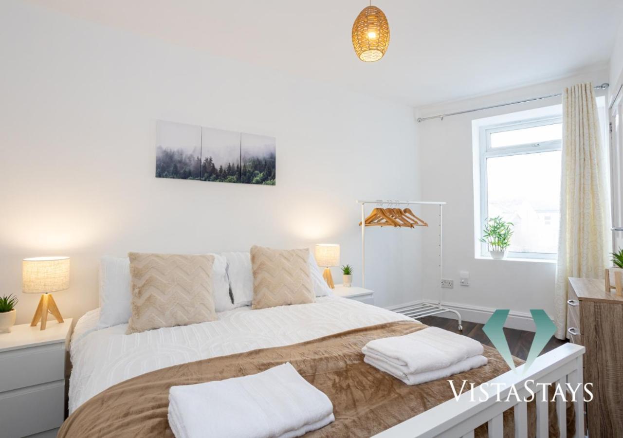 Vista Stays: Modern 5-bedroom House With Parking In Holiday home