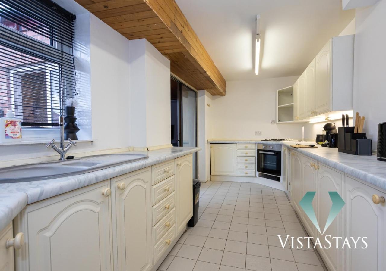 Holiday home Vista Stays: Modern 5-bedroom House With Parking In