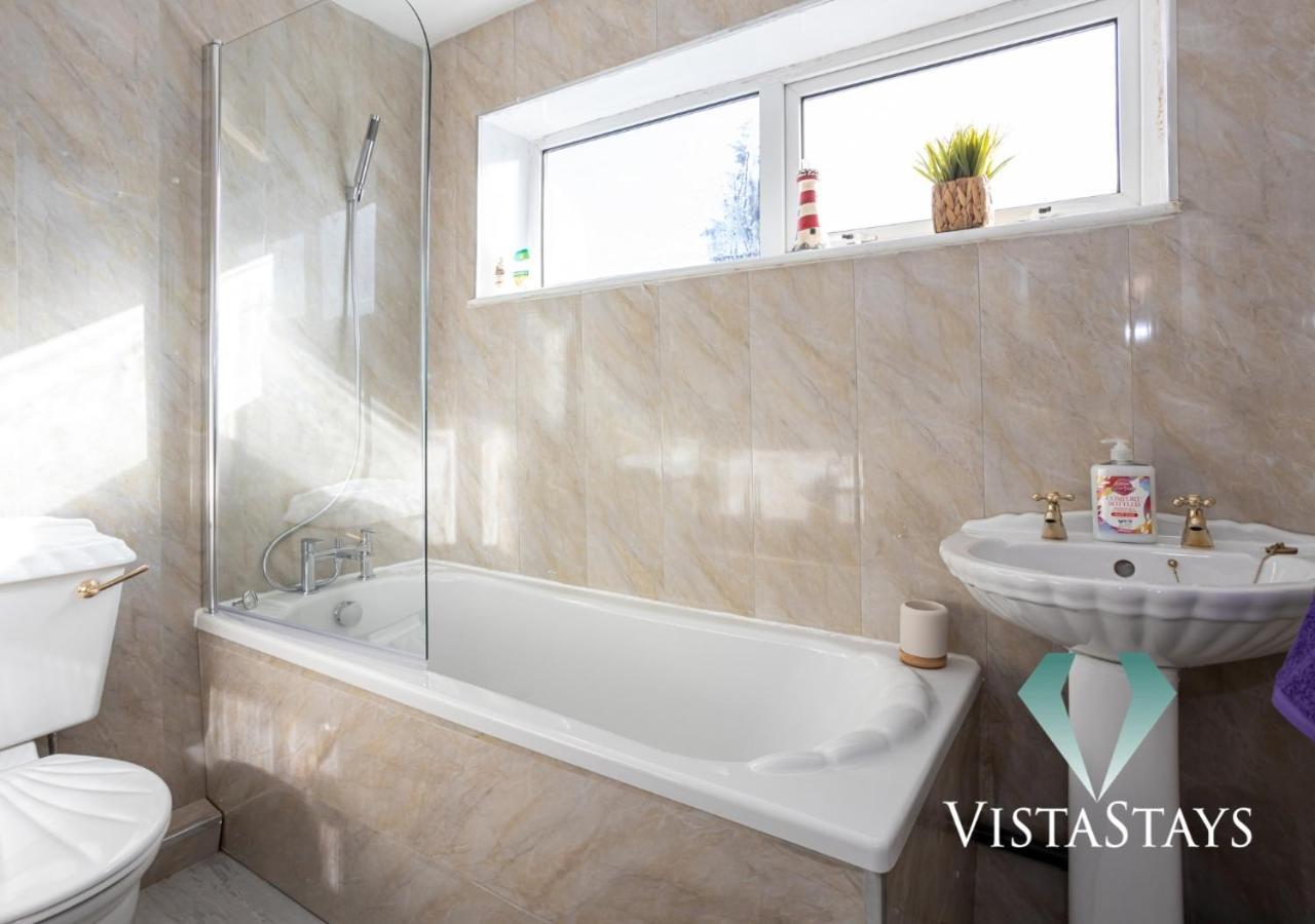 Vista Stays: Modern 5-bedroom House With Parking In Holiday home Manchester