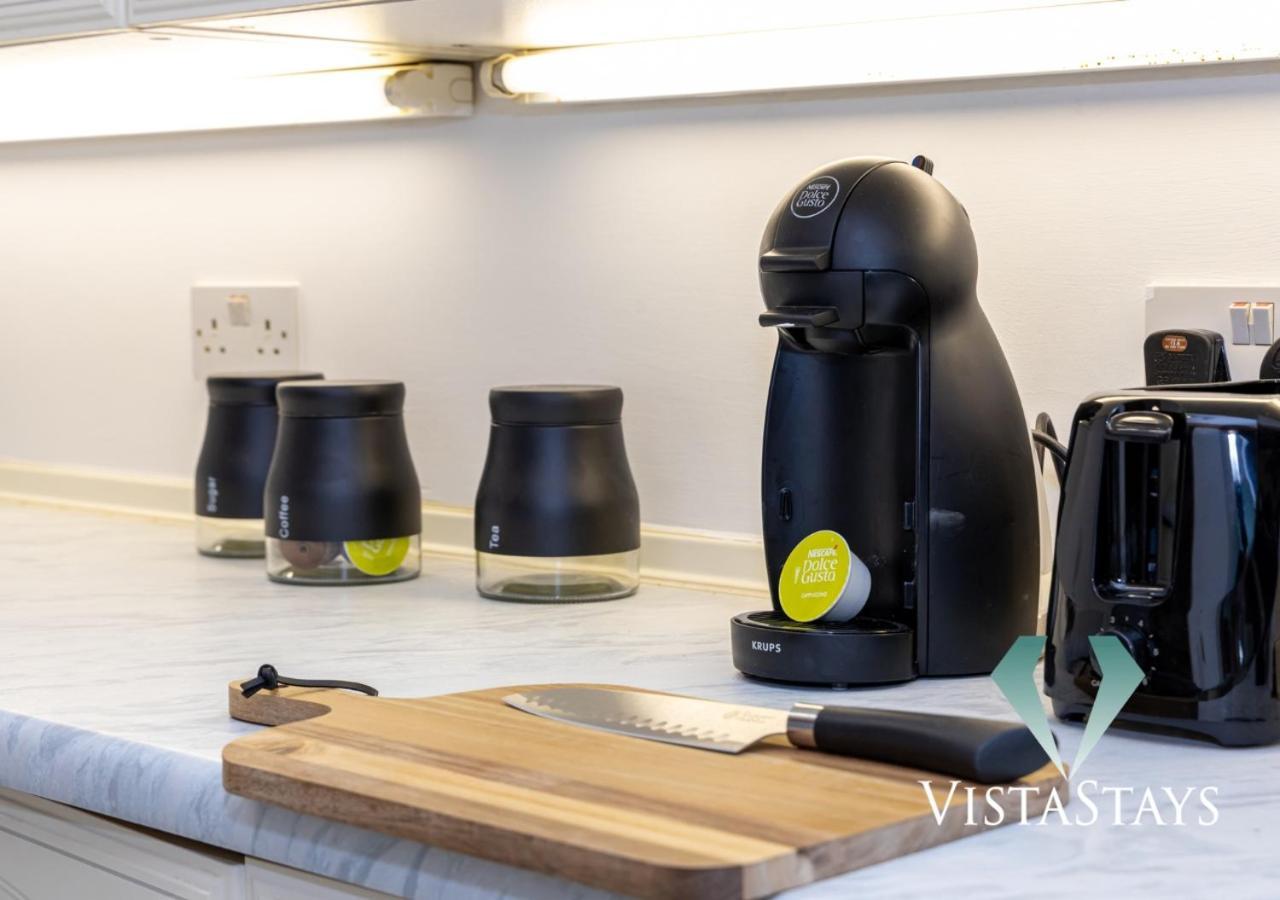 Vista Stays: Modern 5-bedroom House With Parking In