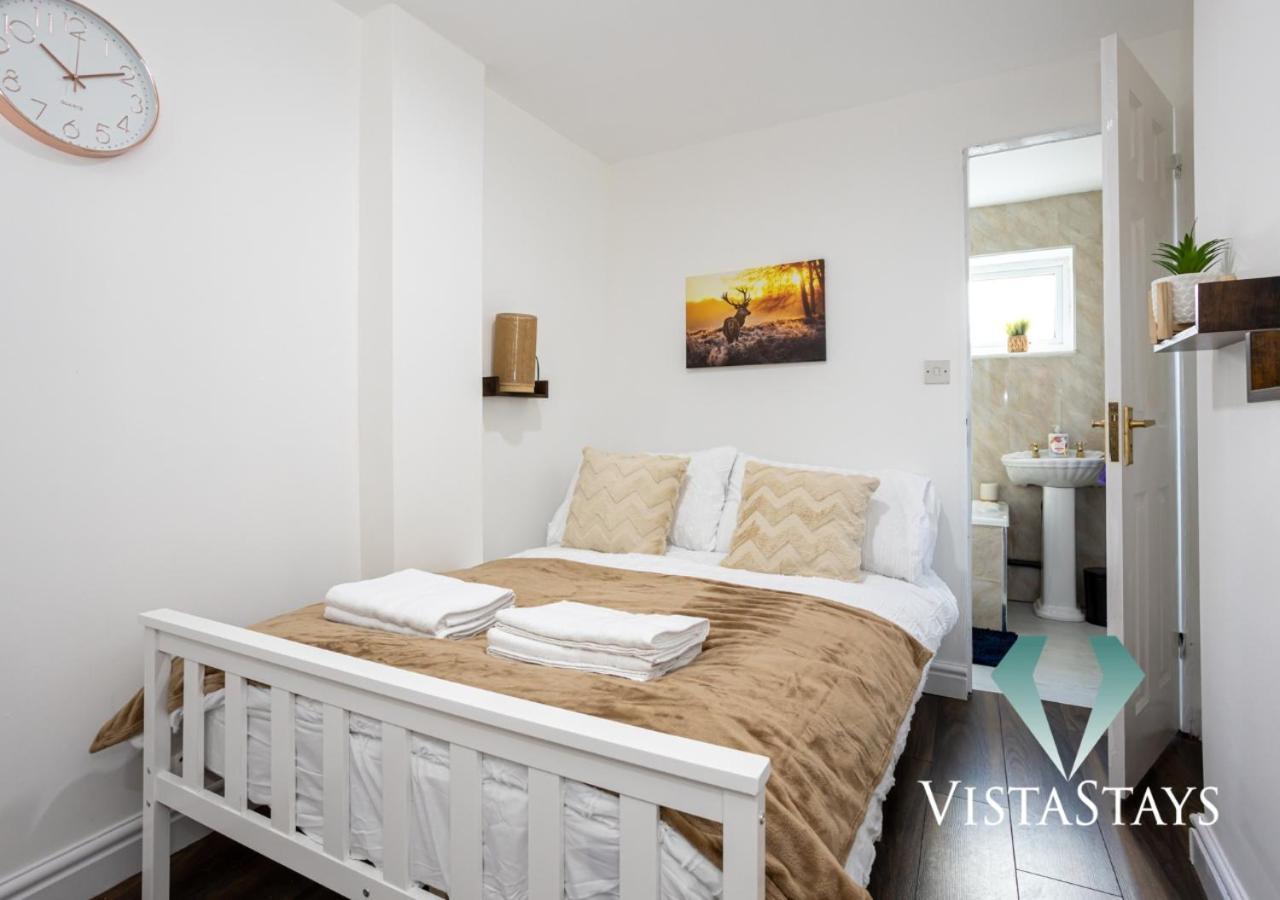 Vista Stays: Modern 5-bedroom House With Parking In Holiday home