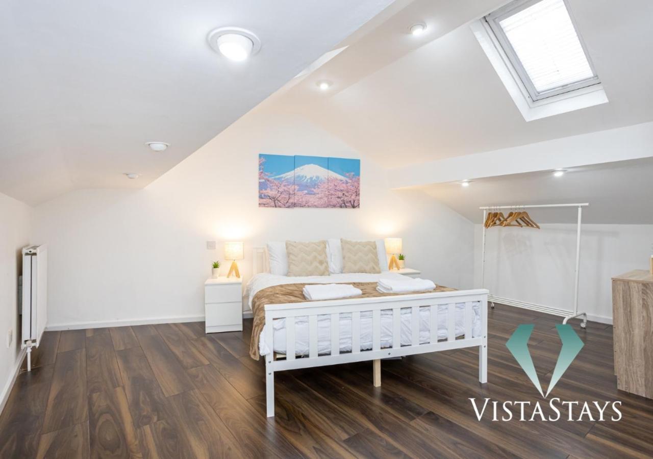 Holiday home Vista Stays: Modern 5-bedroom House With Parking In *