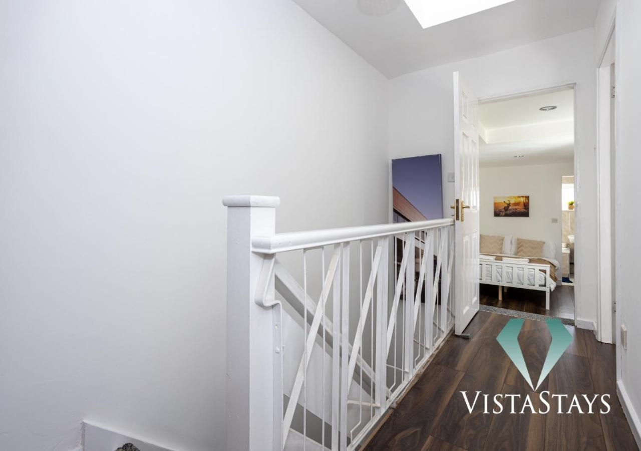 Holiday home Vista Stays: Modern 5-bedroom House With Parking In Manchester