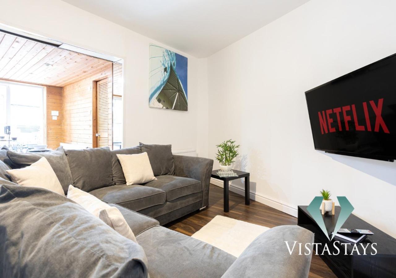 Vista Stays: Modern 5-bedroom House With Parking In Manchester