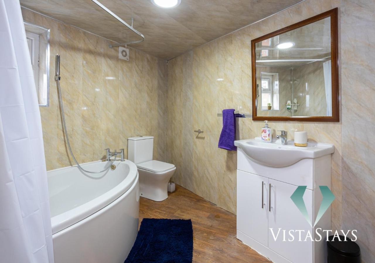 Vista Stays: Modern 5-bedroom House With Parking In Holiday home