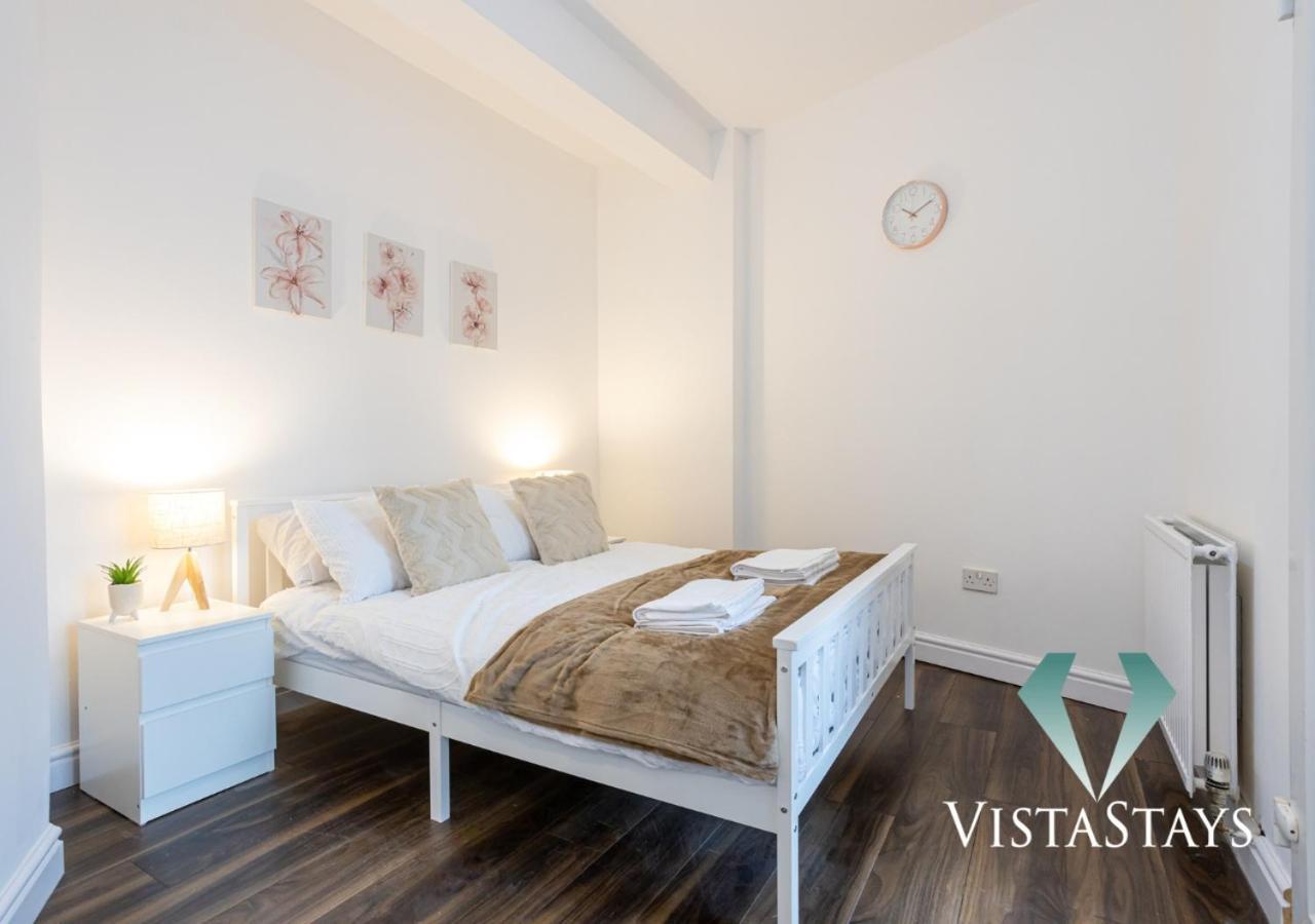 Vista Stays: Modern 5-bedroom House With Parking In * Manchester