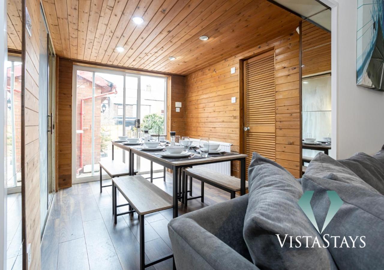 Vista Stays: Modern 5-bedroom House With Parking In * Manchester